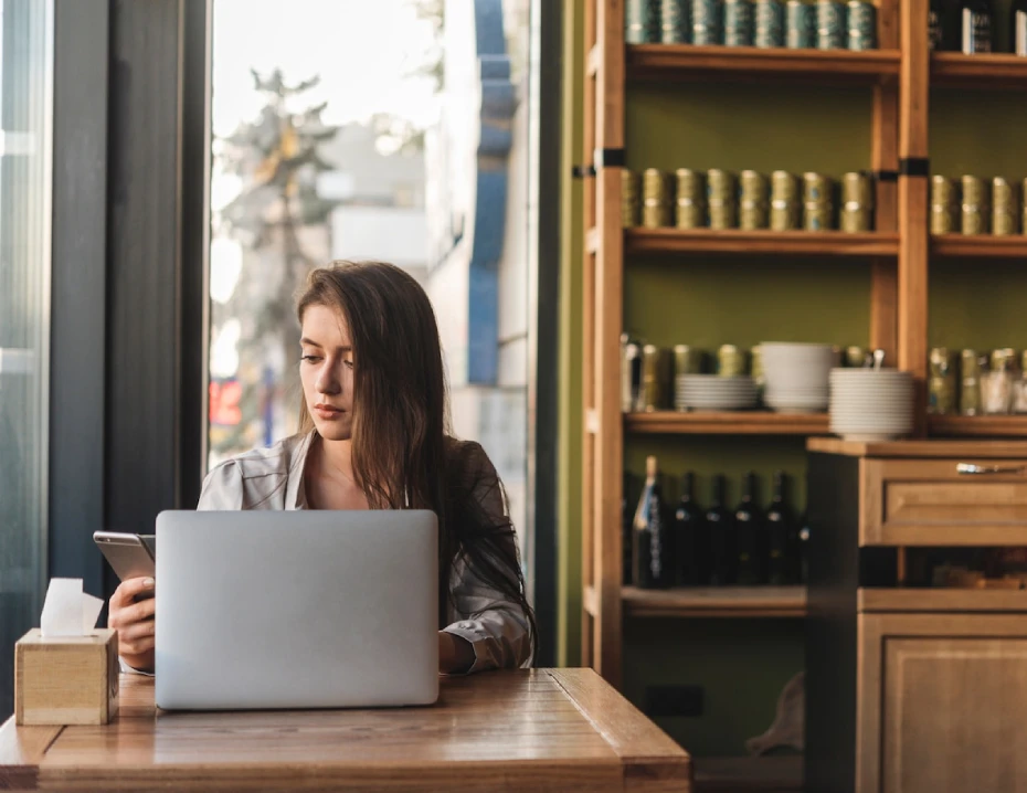 Gestión mujer ordenador